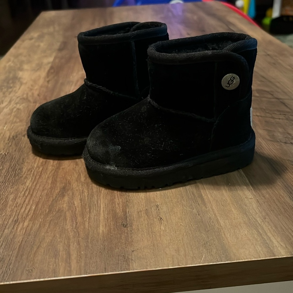 Kids Black UGG Jona suede boot size 6